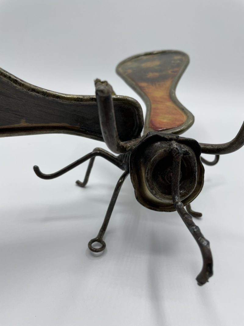 Sculpture métal libellule rouge – Image 3