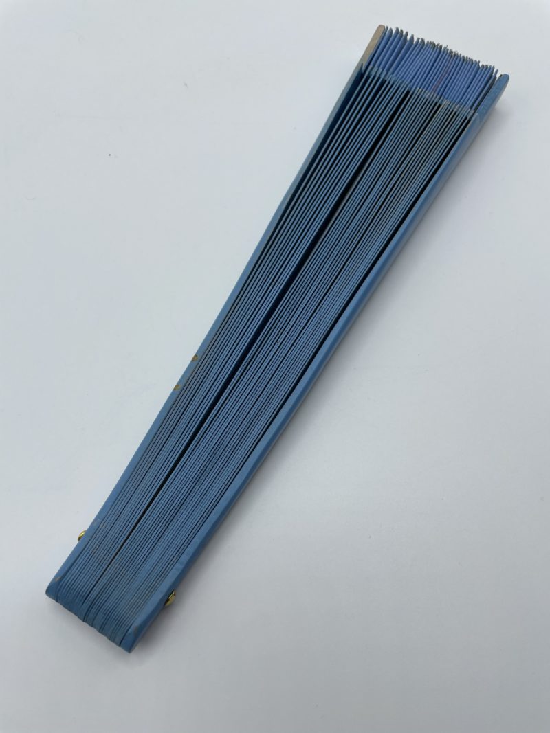 Eventail en bois bleu peint à la main – Image 4