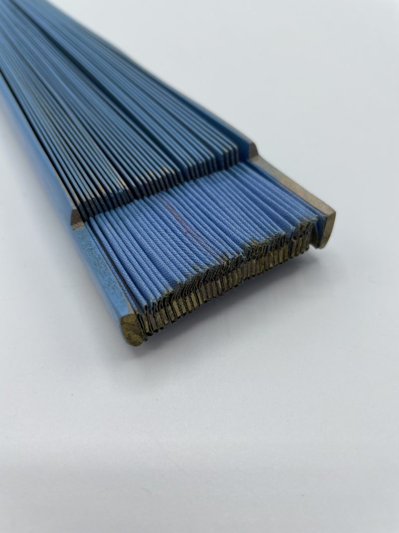 Eventail en bois bleu peint à la main – Image 6