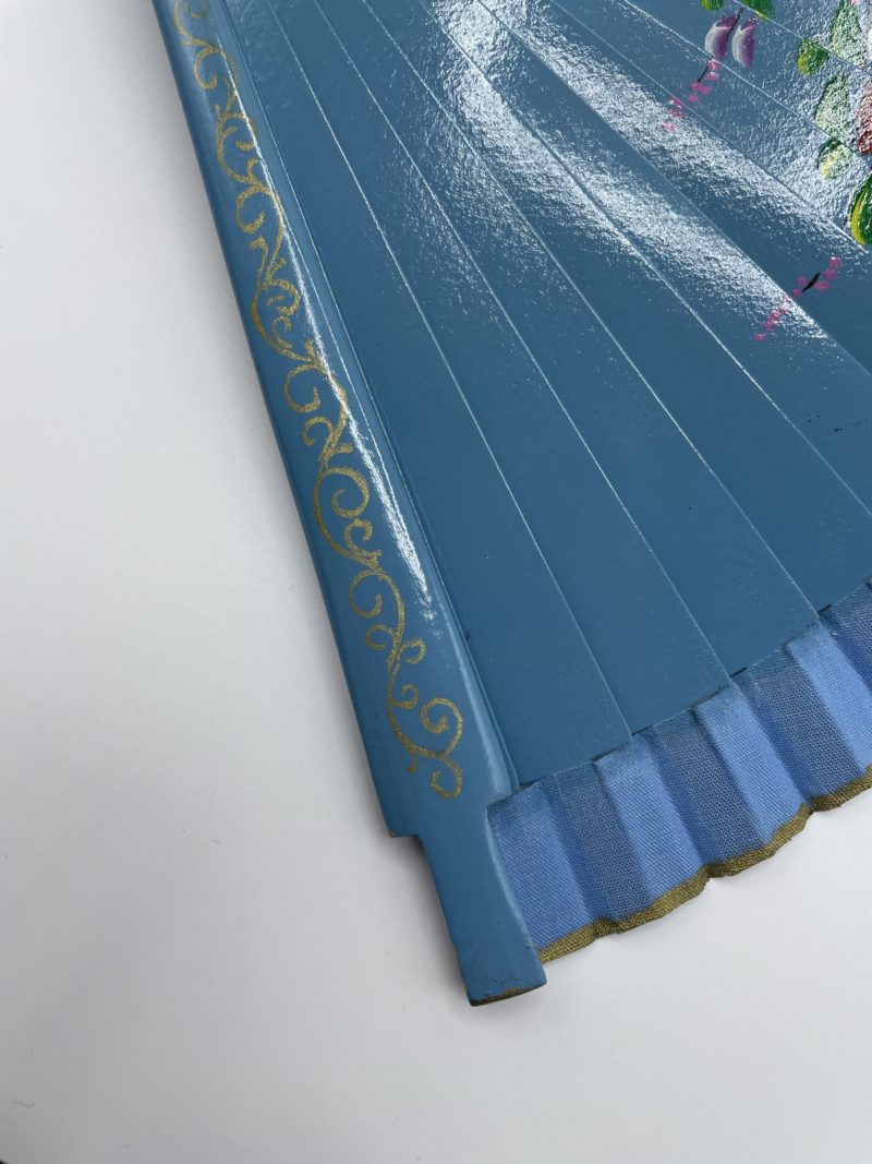Eventail en bois bleu peint à la main – Image 5
