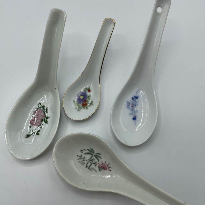 Lot de 4 cuillères à soupe chinoise vintage