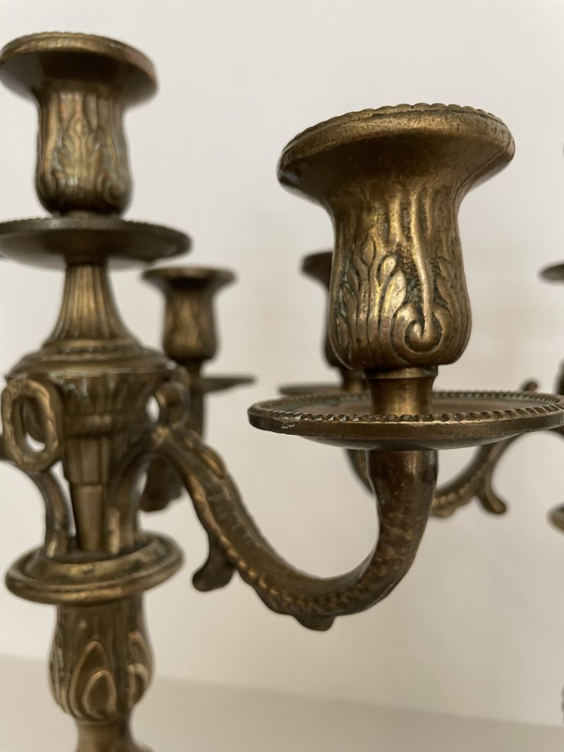 Lot de 2 chandeliers en bronze style Louis XVI – Image 2