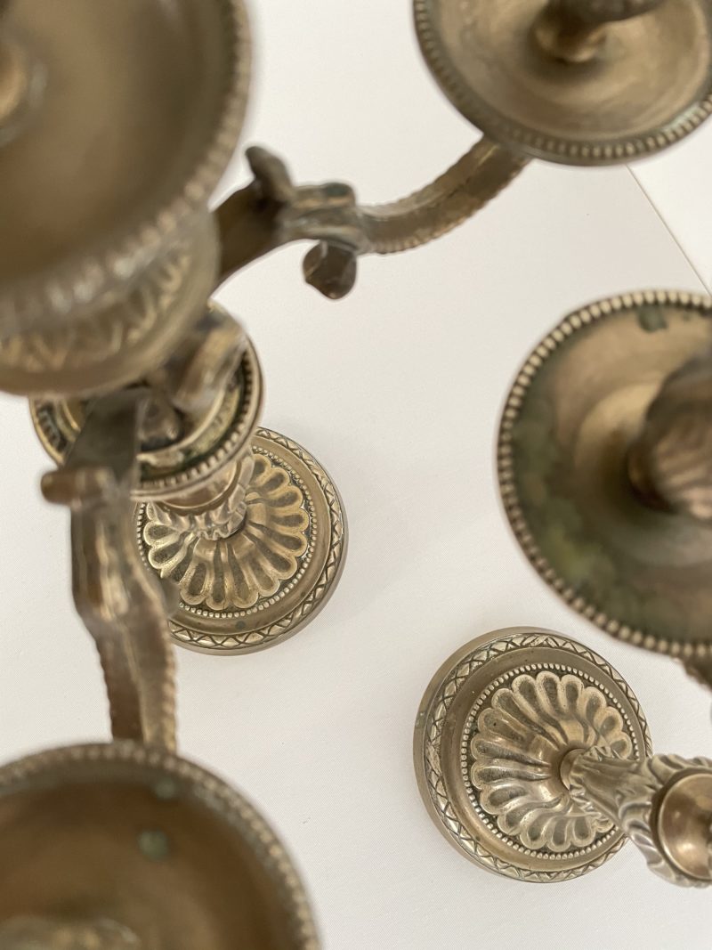 Lot de 2 chandeliers en bronze style Louis XVI – Image 4