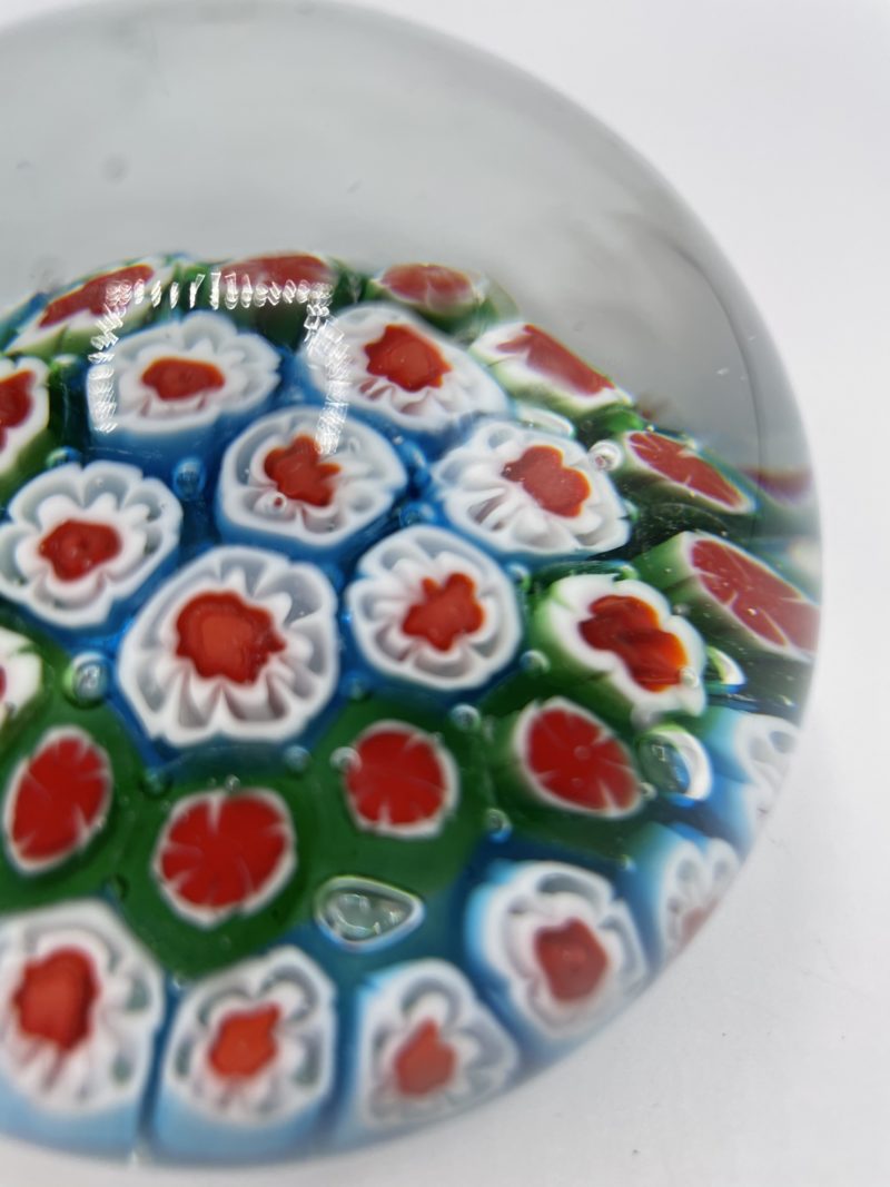 Presse papier en verre soufflé à petites fleurs – Image 3