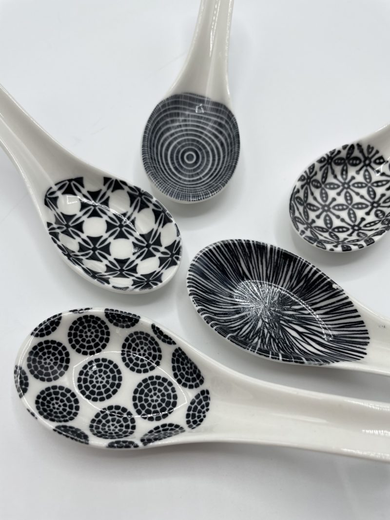 Lot de 5 cuillères à soupe japonaises noires – Image 2