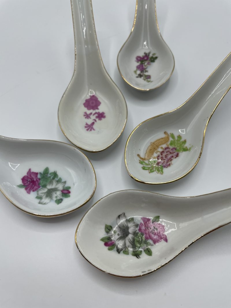 Lot de 5 cuillères à soupe chinoises fleuries – Image 2