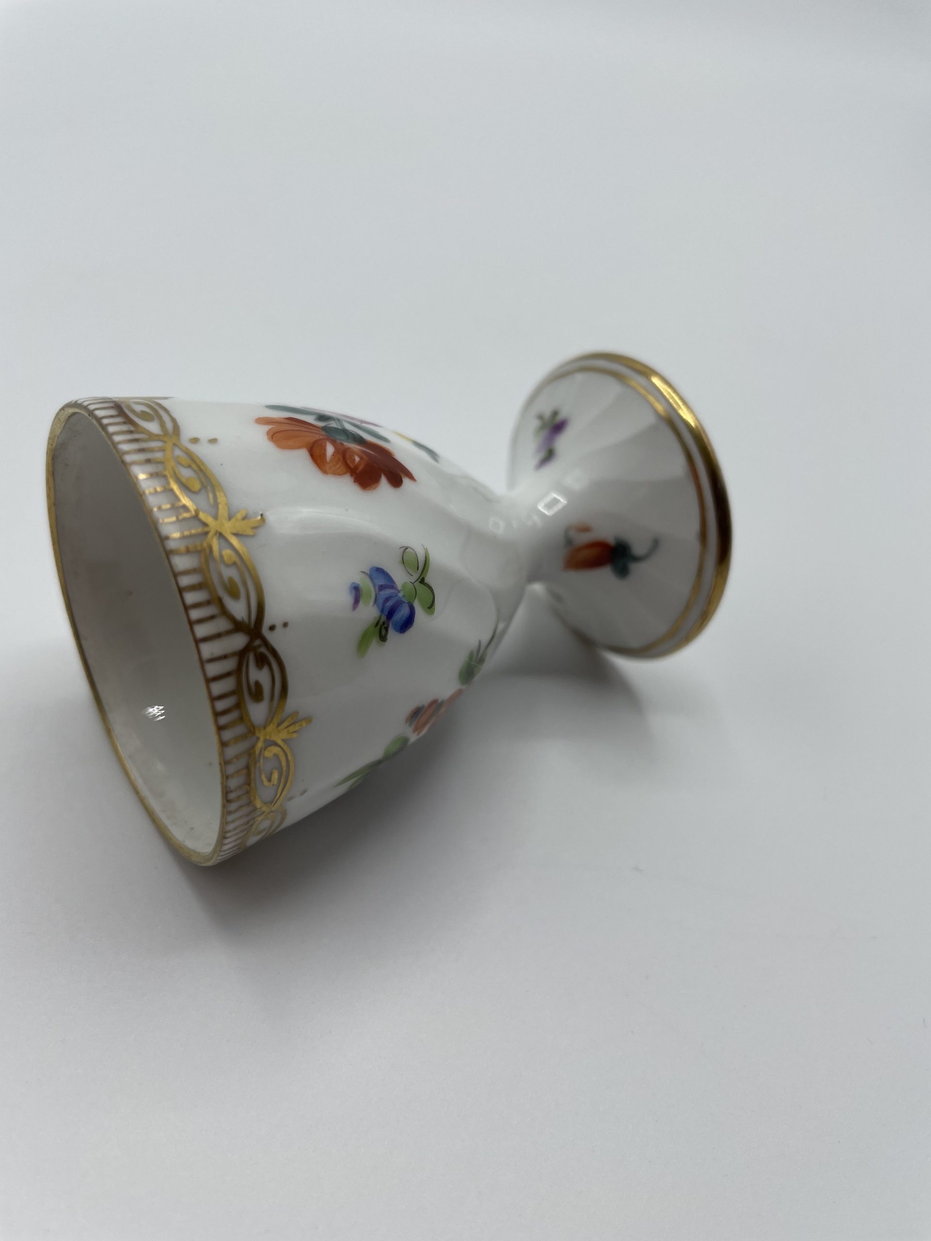 Lot De 2 Coquetiers En Porcelaine Avec Soucoupes Et Chapeaux Mignons - Design Roues - Idéal Pour Le Petit-déjeuner