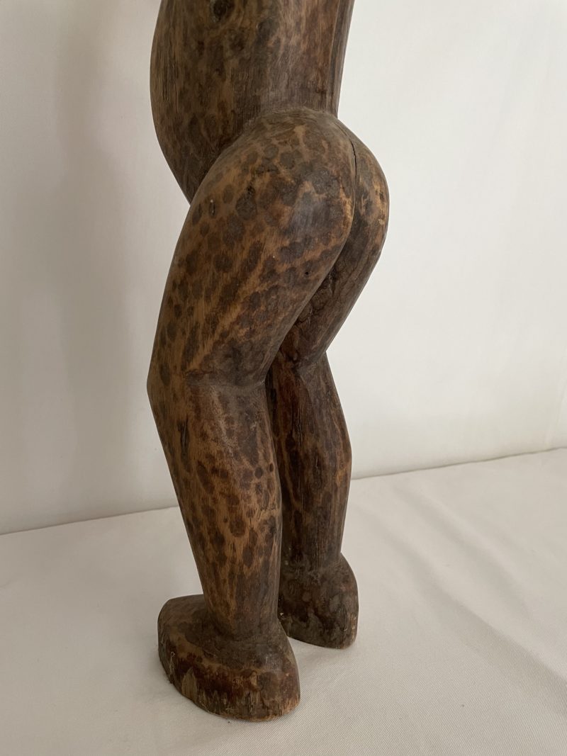Sculpture bois homme aux bras levés – Image 4
