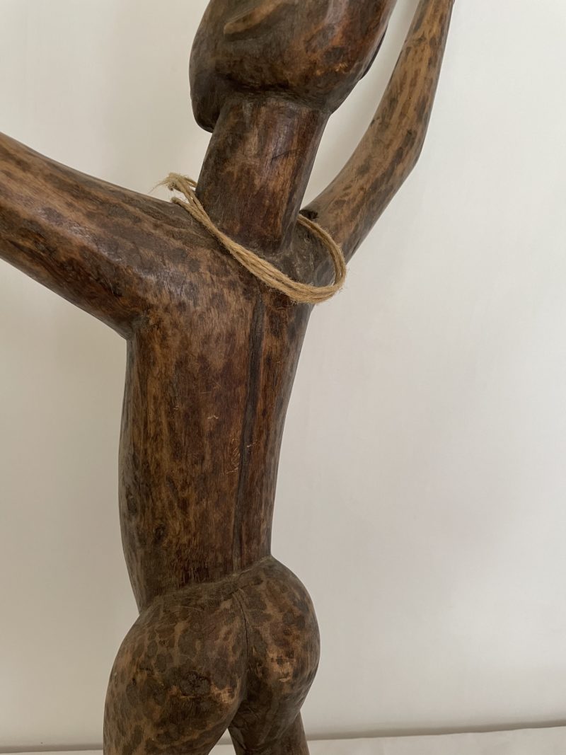 Sculpture bois homme aux bras levés – Image 6