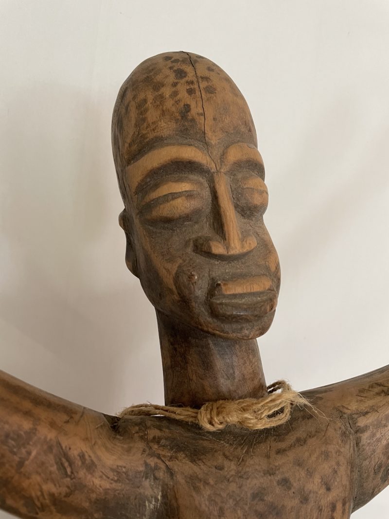Sculpture bois homme aux bras levés – Image 5