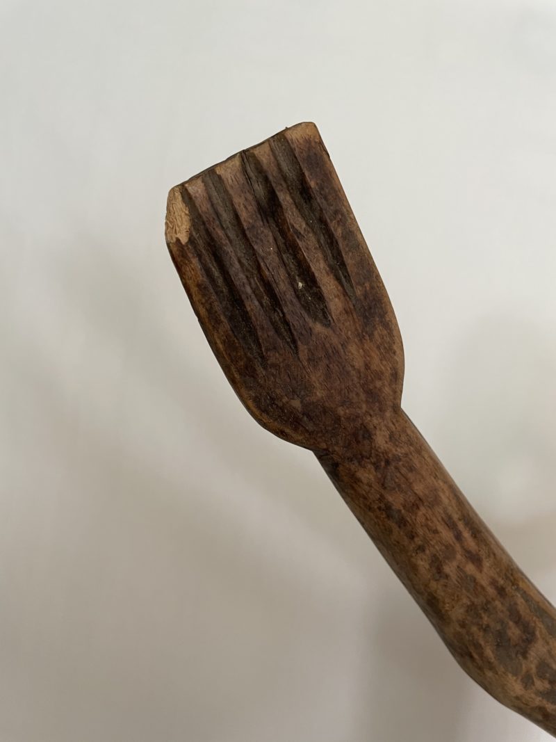 Sculpture bois homme aux bras levés – Image 3