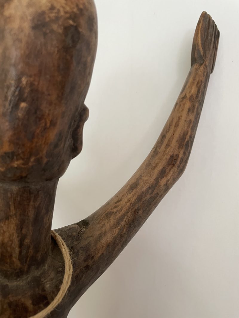 Sculpture bois homme aux bras levés – Image 2