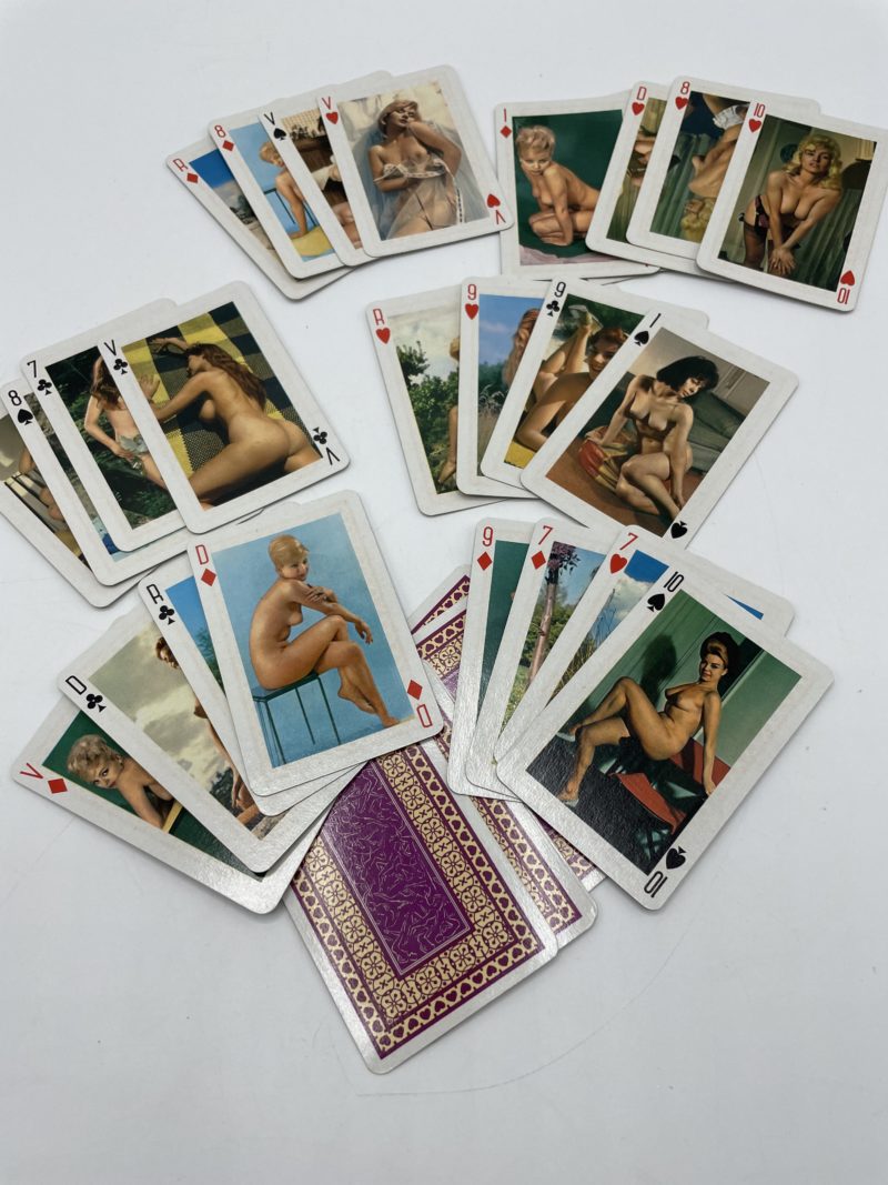 Lot jeu de carte pin up et jetons vintage – Image 2