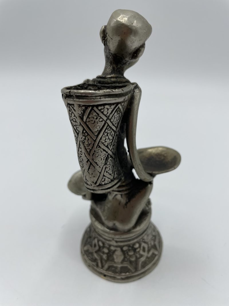 Statuette en métal africaine femme portant un panier – Image 4