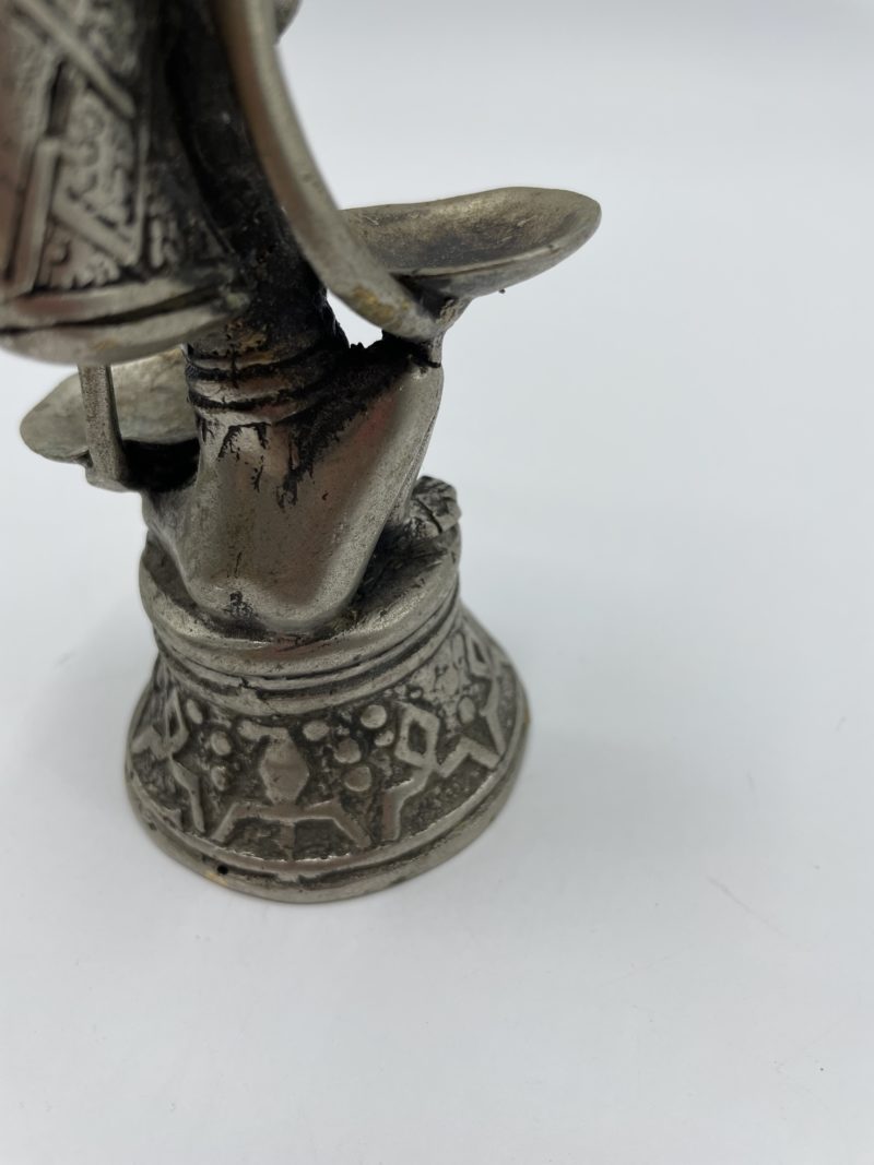 Statuette en métal africaine femme portant un panier – Image 2