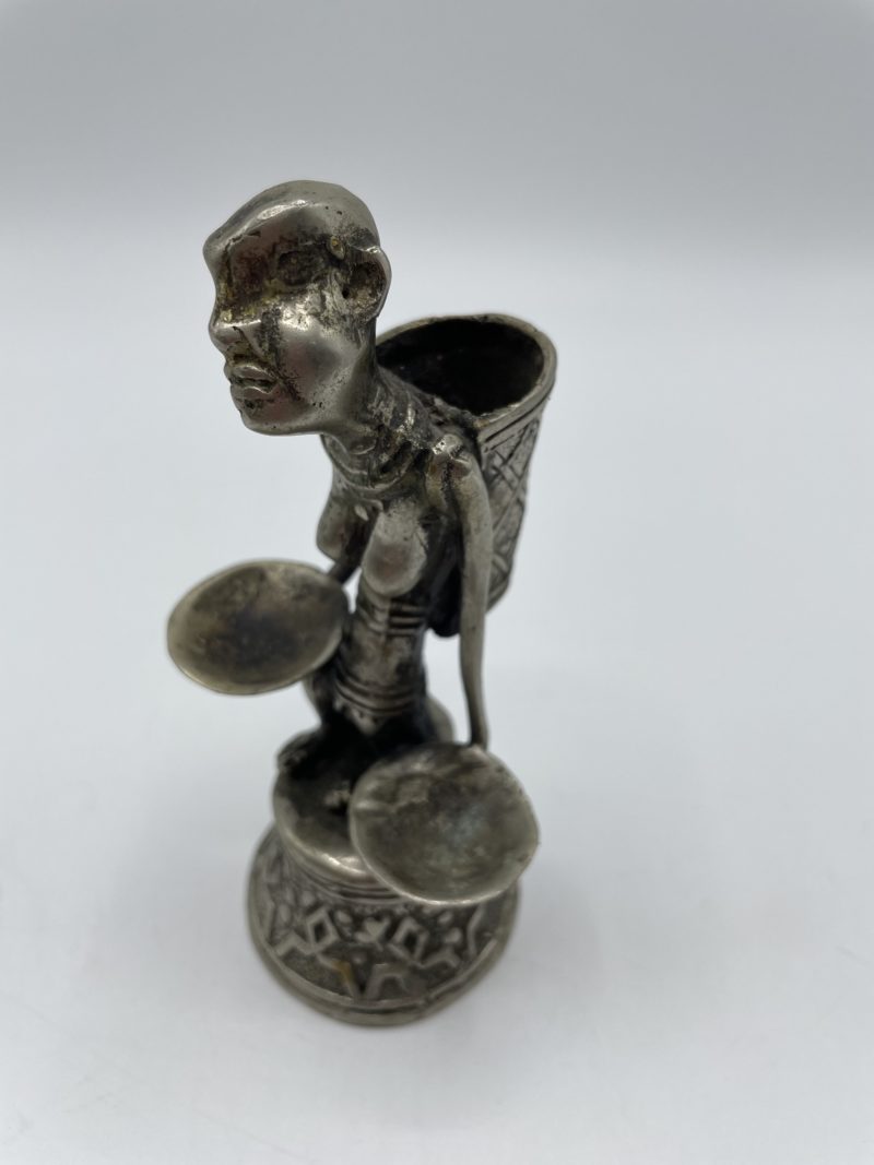 Statuette en métal africaine femme portant un panier – Image 6
