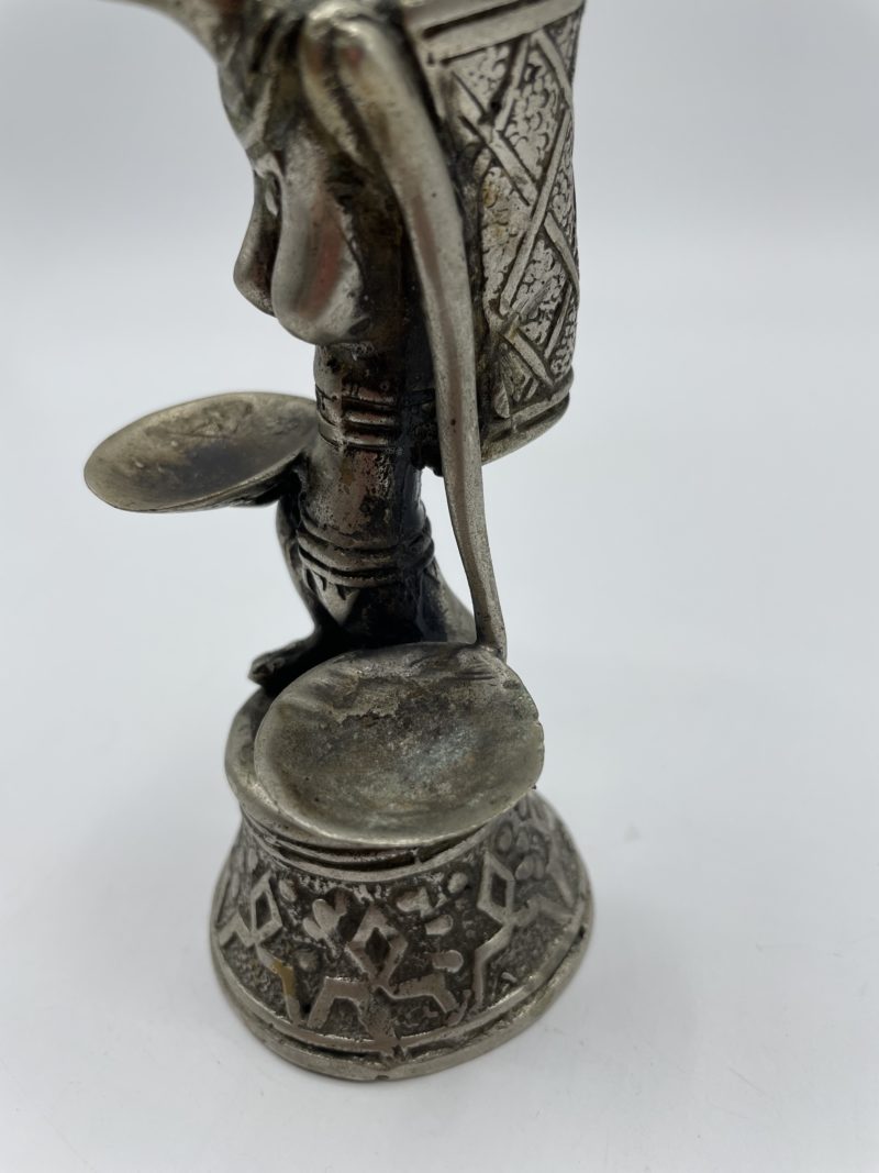 Statuette en métal africaine femme portant un panier – Image 5