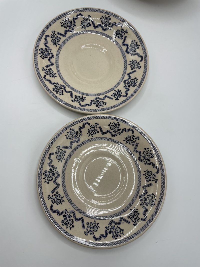 Théière et duo de soucoupes Johnson Brothers décor petite fleur – Image 6
