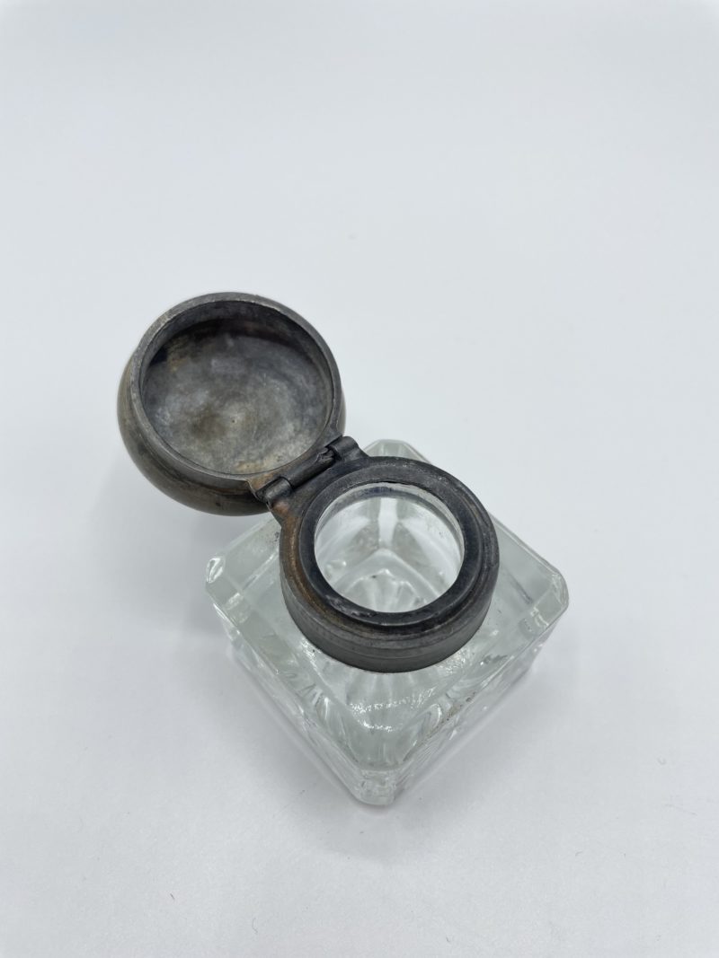 Encrier vintage en verre ciselé – Image 3