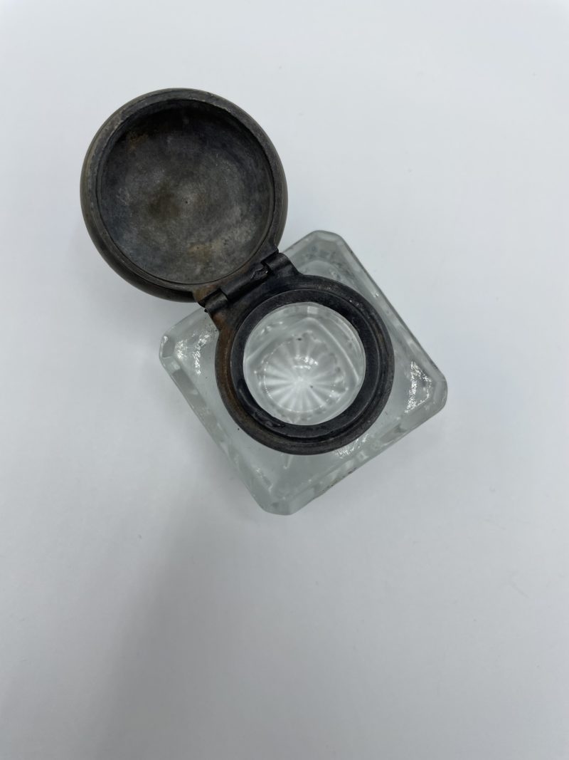Encrier vintage en verre ciselé – Image 4