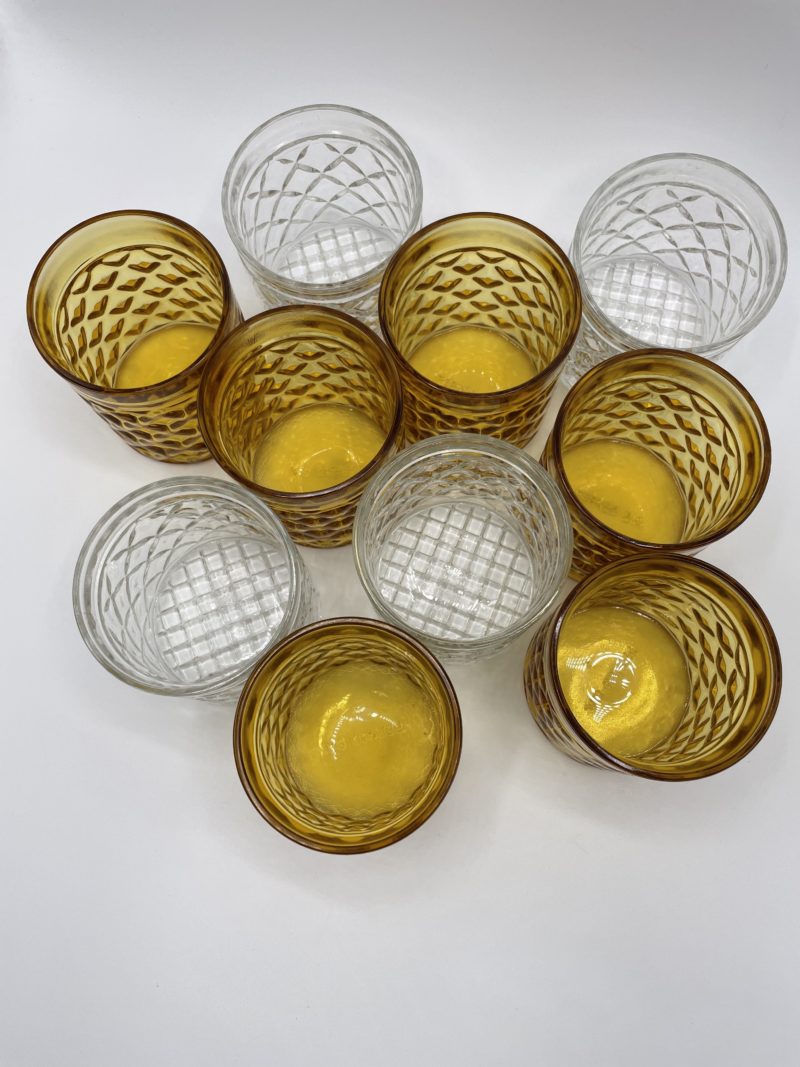 Lot verres vintage dépareillés ambrés et transparent – Image 4