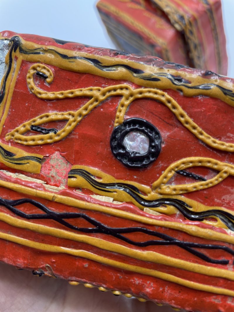 Lot de 2 boîtes à offrandes en osier artisanales rouges – Image 6