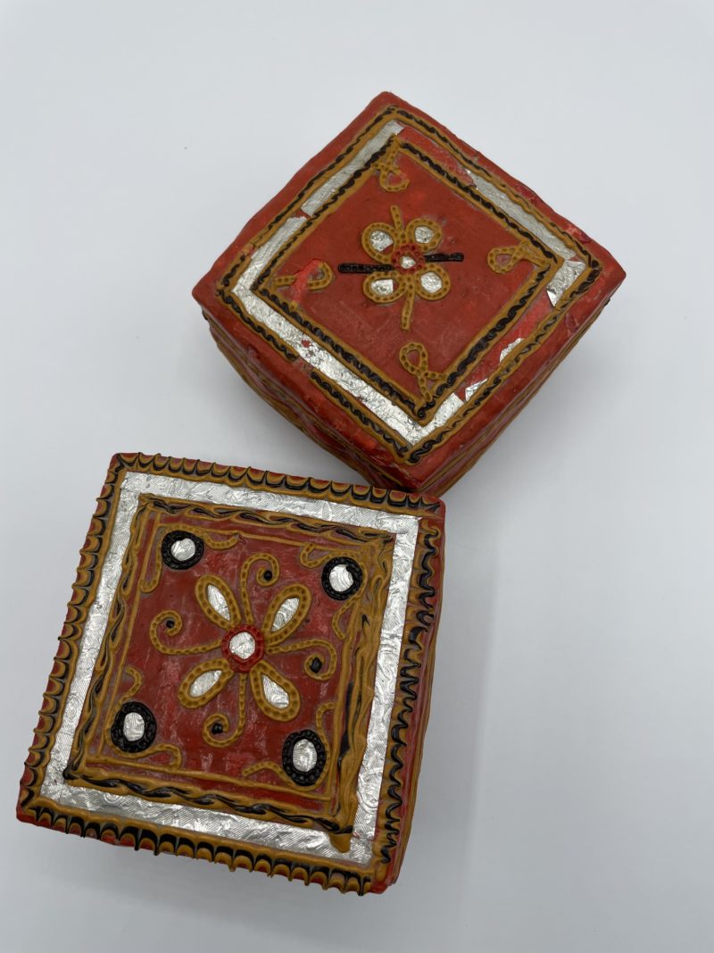 Lot de 2 boîtes à offrandes en osier artisanales rouges – Image 5