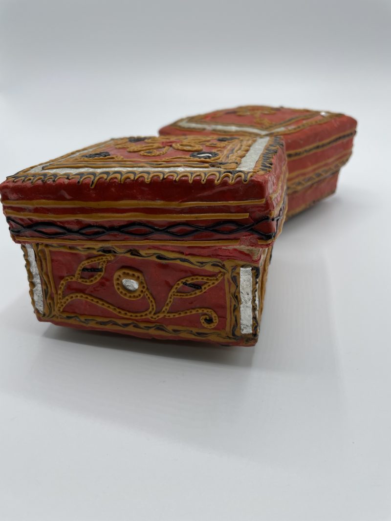 Lot de 2 boîtes à offrandes en osier artisanales rouges – Image 10