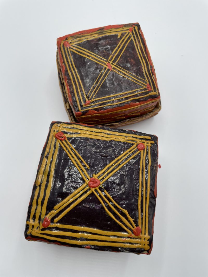 Lot de 2 boîtes à offrandes en osier artisanales rouges – Image 11