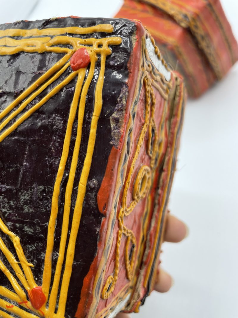 Lot de 2 boîtes à offrandes en osier artisanales rouges – Image 2