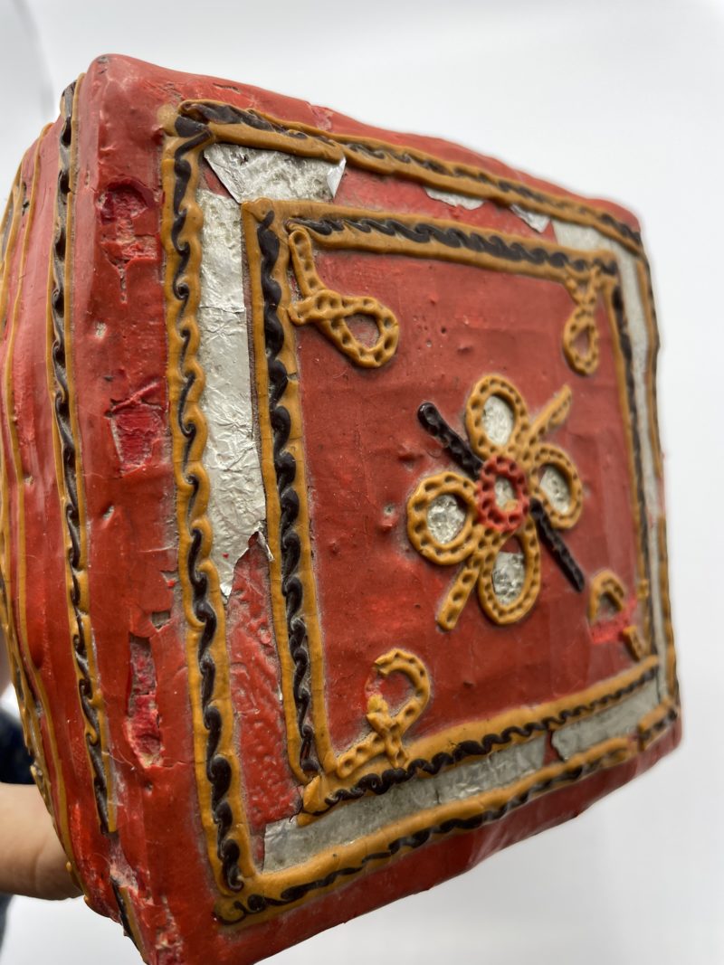 Lot de 2 boîtes à offrandes en osier artisanales rouges – Image 3