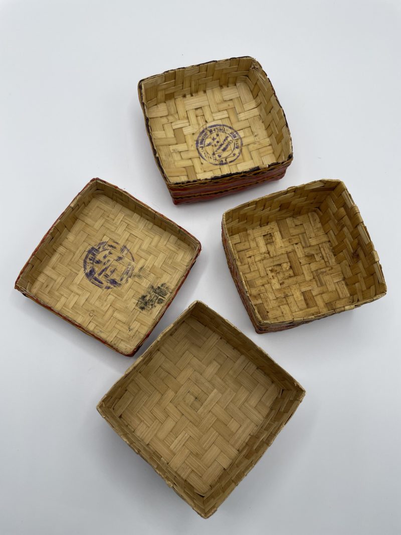 Lot de 2 boîtes à offrandes en osier artisanales rouges – Image 4