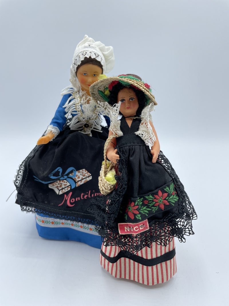 Collection poupées vintage souvenirs de voyage – Image 2