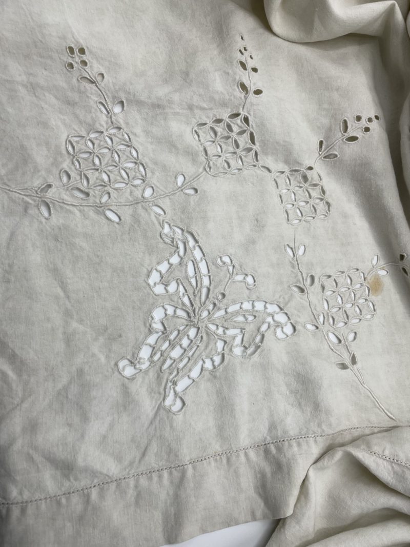 Drap brodé vintage monogramme – Image 3