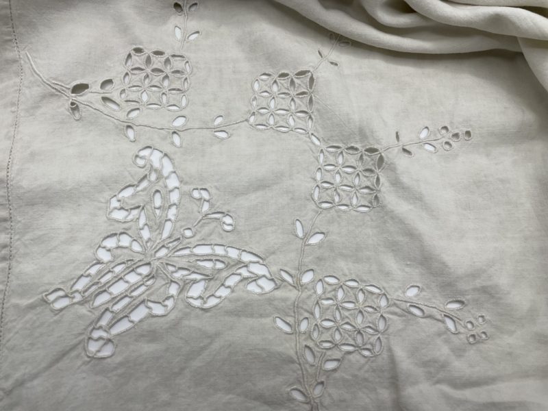 Drap brodé vintage monogramme – Image 2