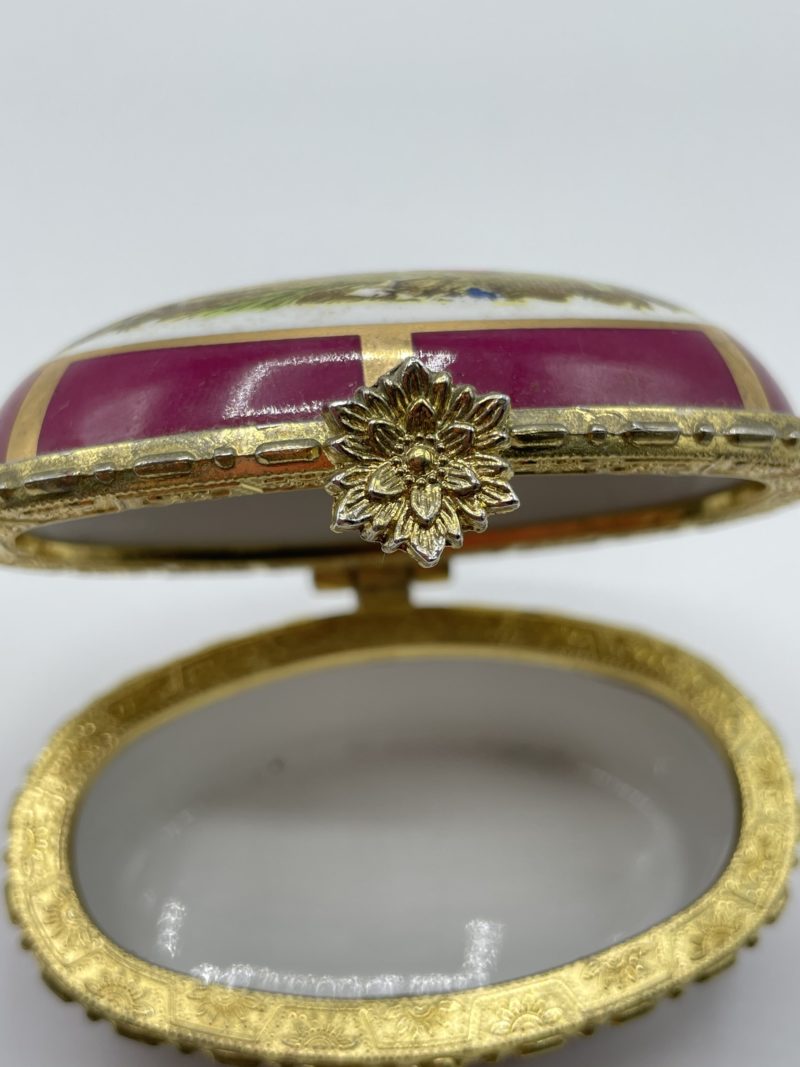 Écrin en porcelaine style camé – Image 4