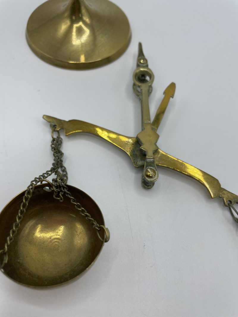 Petite balance ancienne vintage en laiton pour bijoutier ou vendeur d'or – Image 4