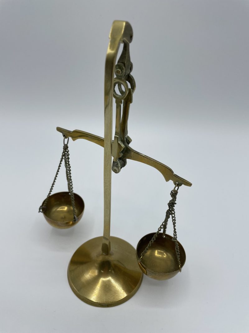 Petite balance ancienne vintage en laiton pour bijoutier ou vendeur d'or – Image 3