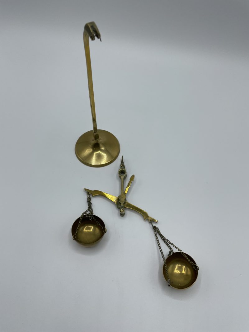Petite balance ancienne vintage en laiton pour bijoutier ou vendeur d'or – Image 6