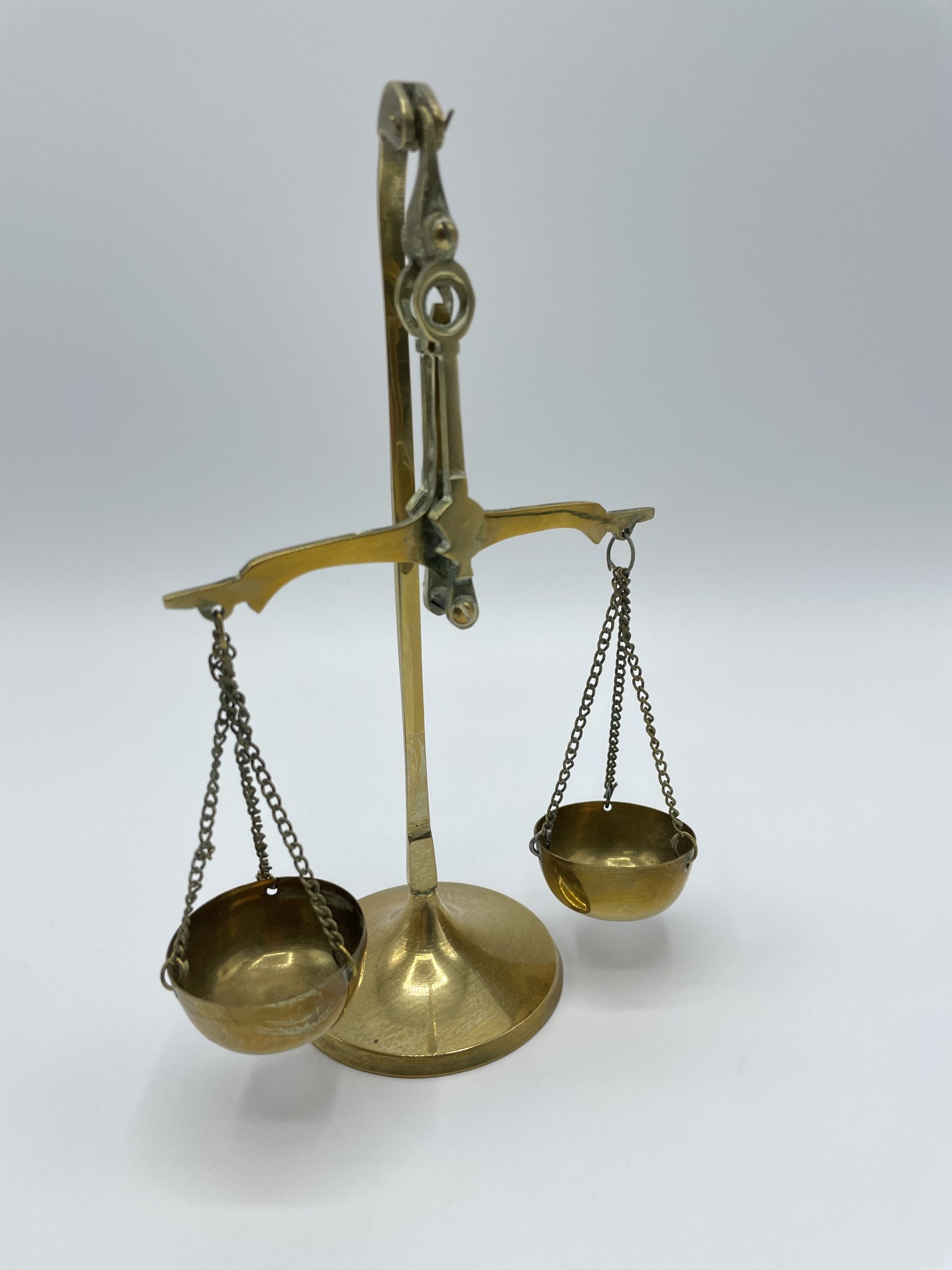 Petite balance ancienne vintage en laiton pour bijoutier ou vendeur d ...