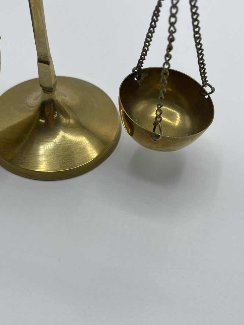 Petite balance ancienne vintage en laiton pour bijoutier ou vendeur d'or – Image 5