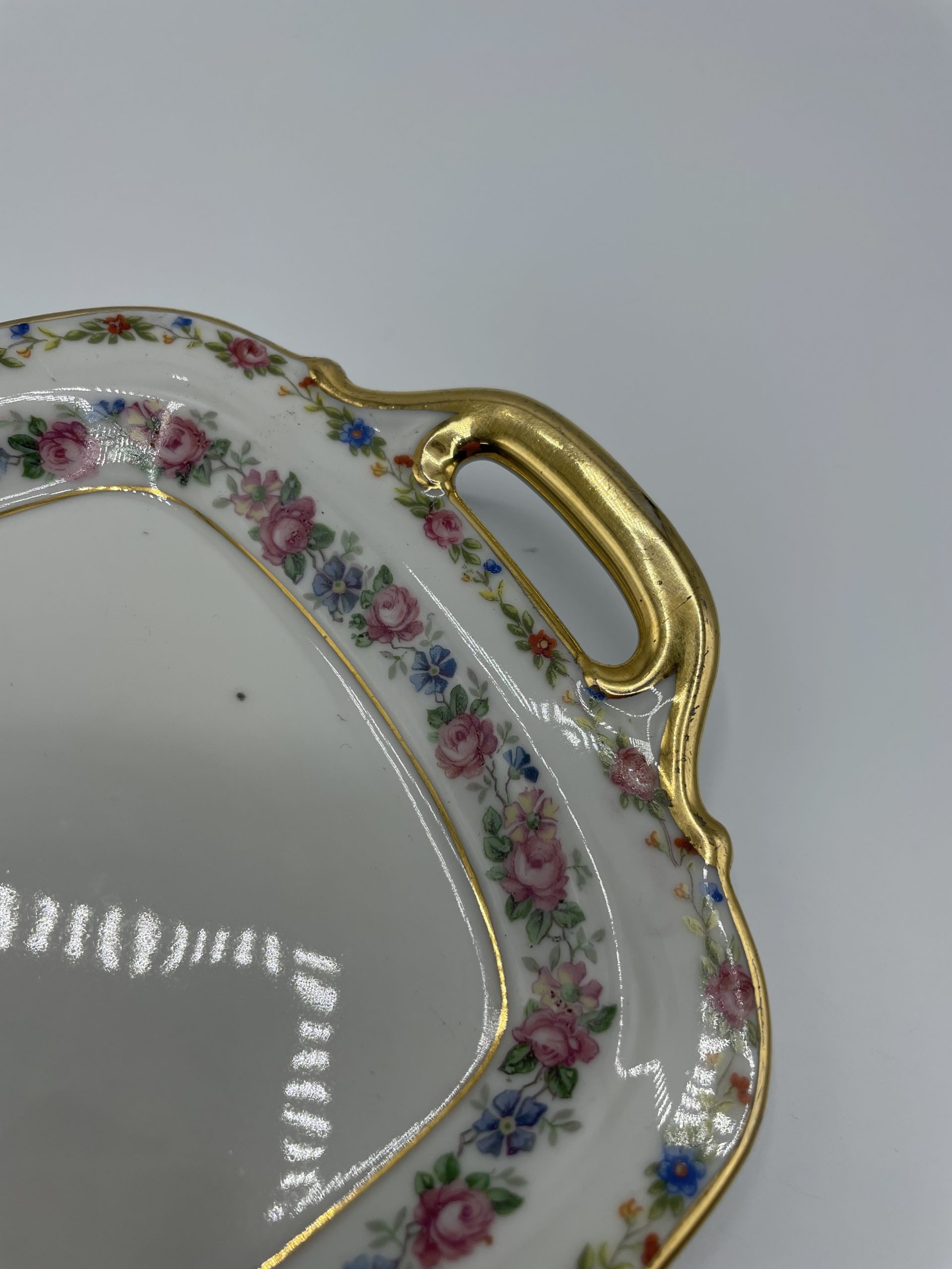 Superbe PLAT gâteau CAKE BUCHE porcelaine LIMOGES décor floral polychrome  et or