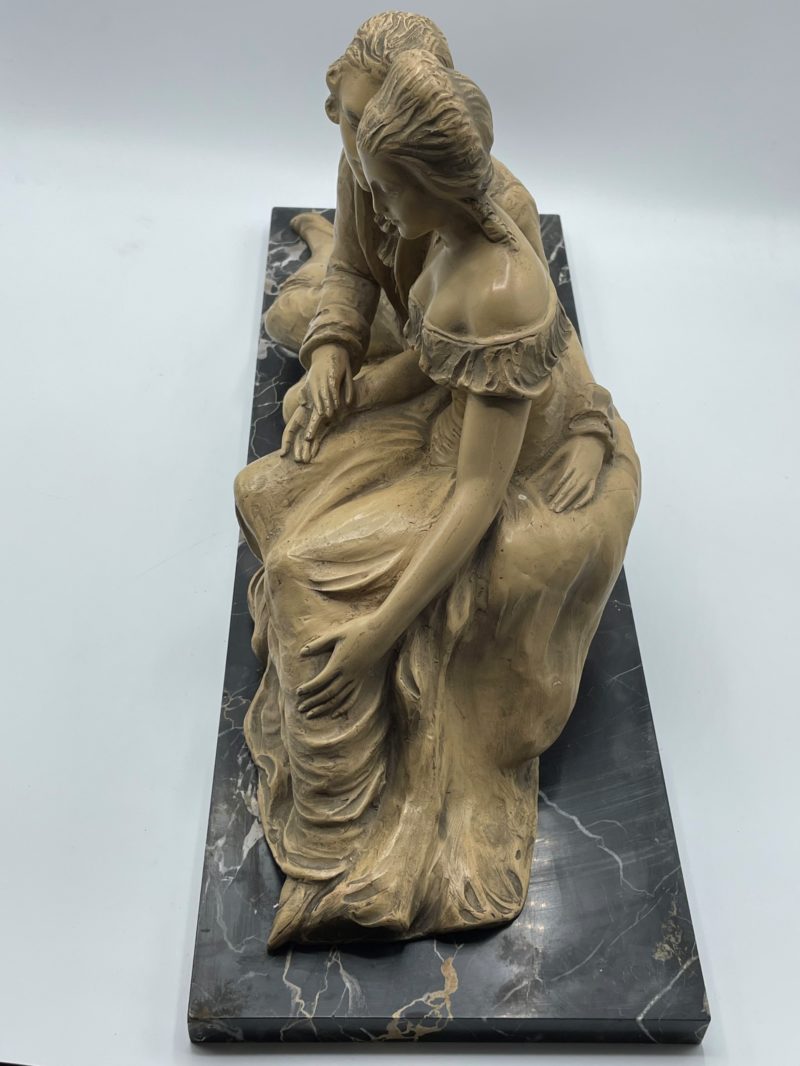 Statue couple plateau marbre – Image 4