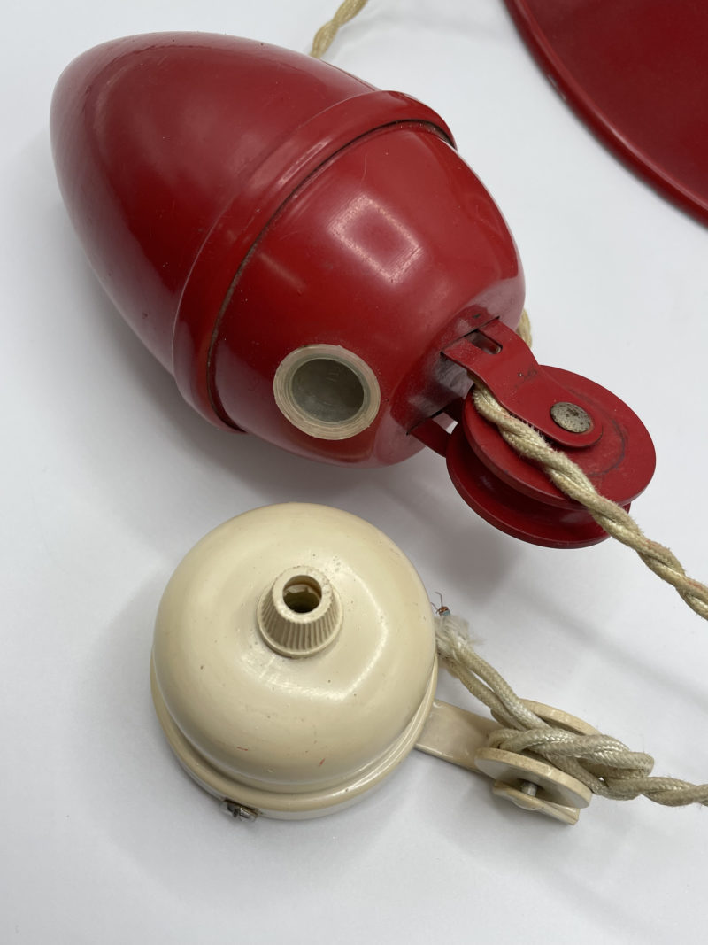 Suspension vintage avec poulie et contrepoids rouge – Image 7