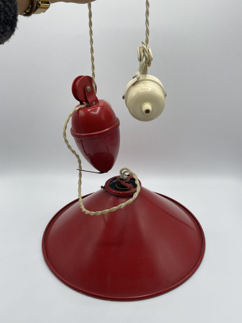 suspension lustre poulie contrepoids vintage rouge