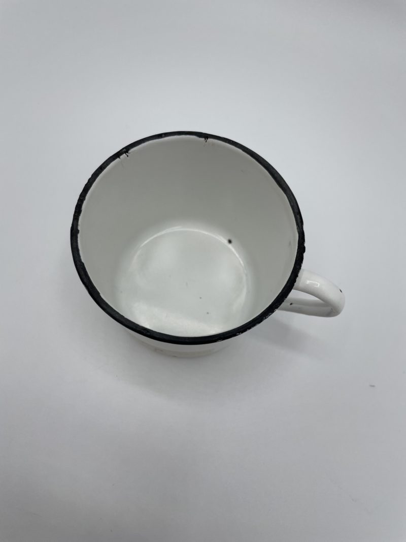 Tasse en métal émaillé blanche vintage – Image 2