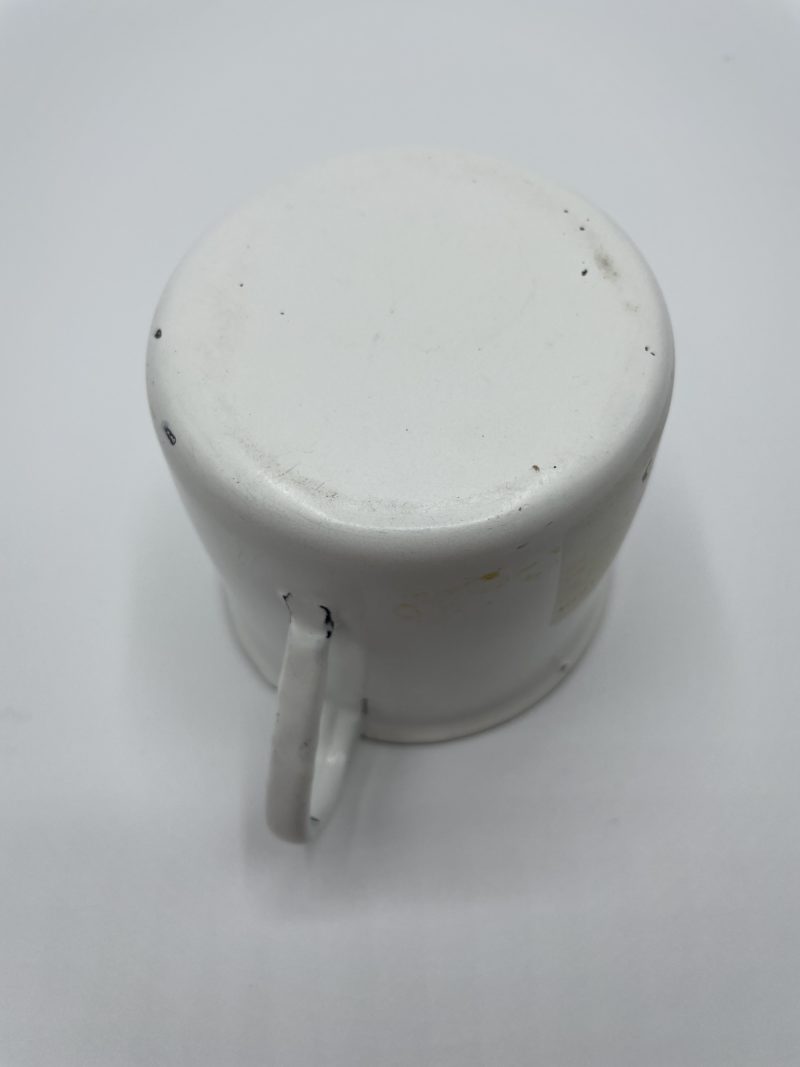 Tasse en métal émaillé blanche vintage – Image 4