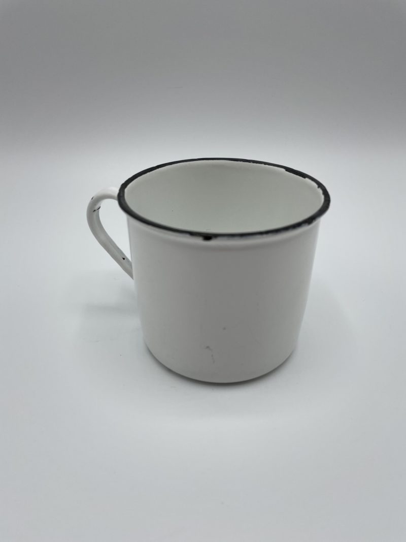 Tasse en métal émaillé blanche vintage – Image 3