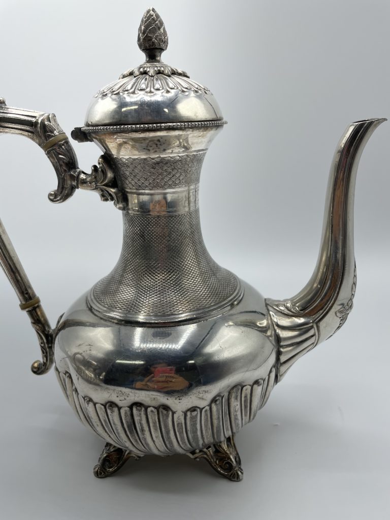 THÉIÈRE EN MÉTAL argenté art déco. EUR 9,99 - FR THÉIÈRE EN MÉTAL argenté art déco. EUR 9,99 - FR