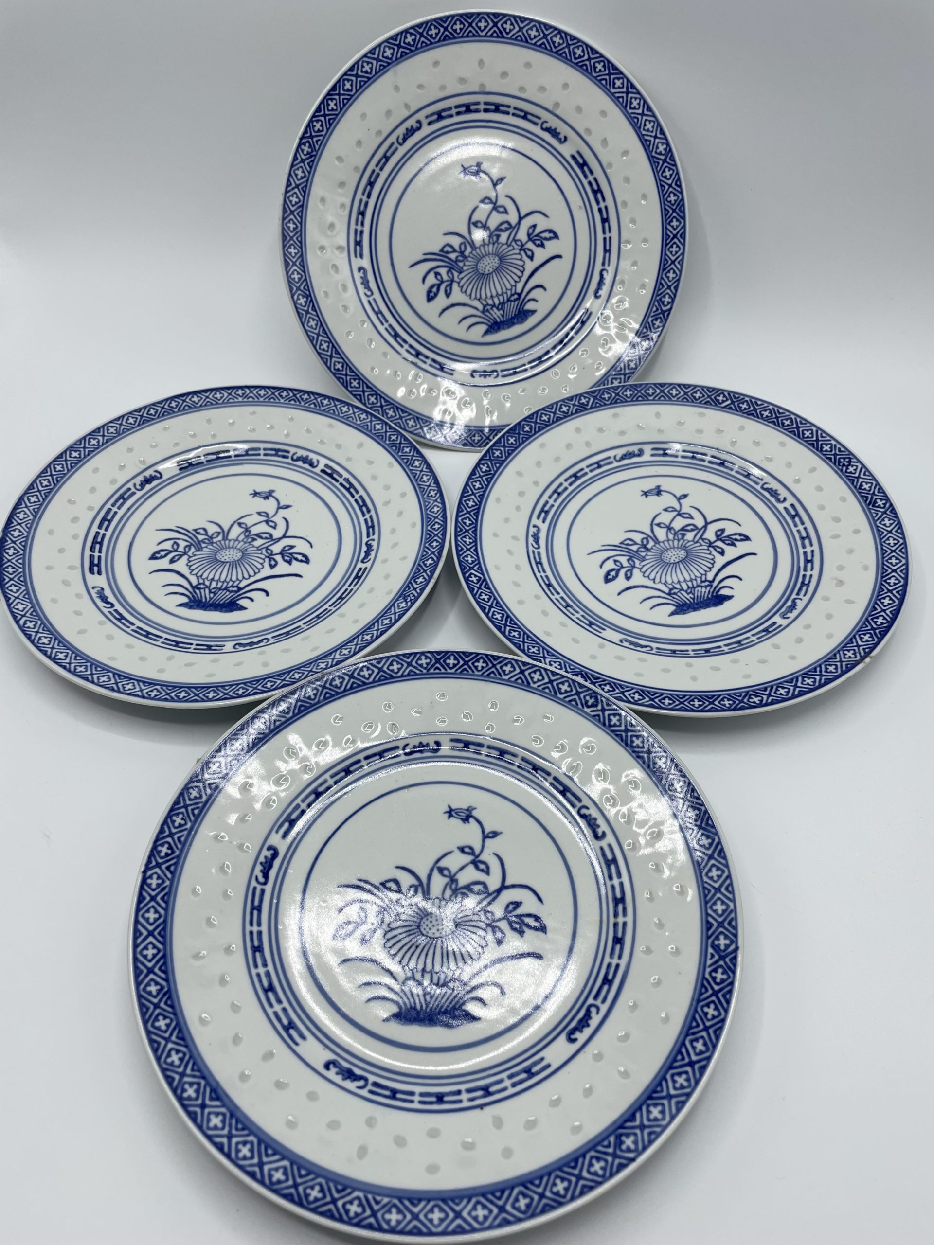 Lot de 4 assiettes plates chinoises bleues motif grain de riz -  Ressourcerie Histoires Sans Fin